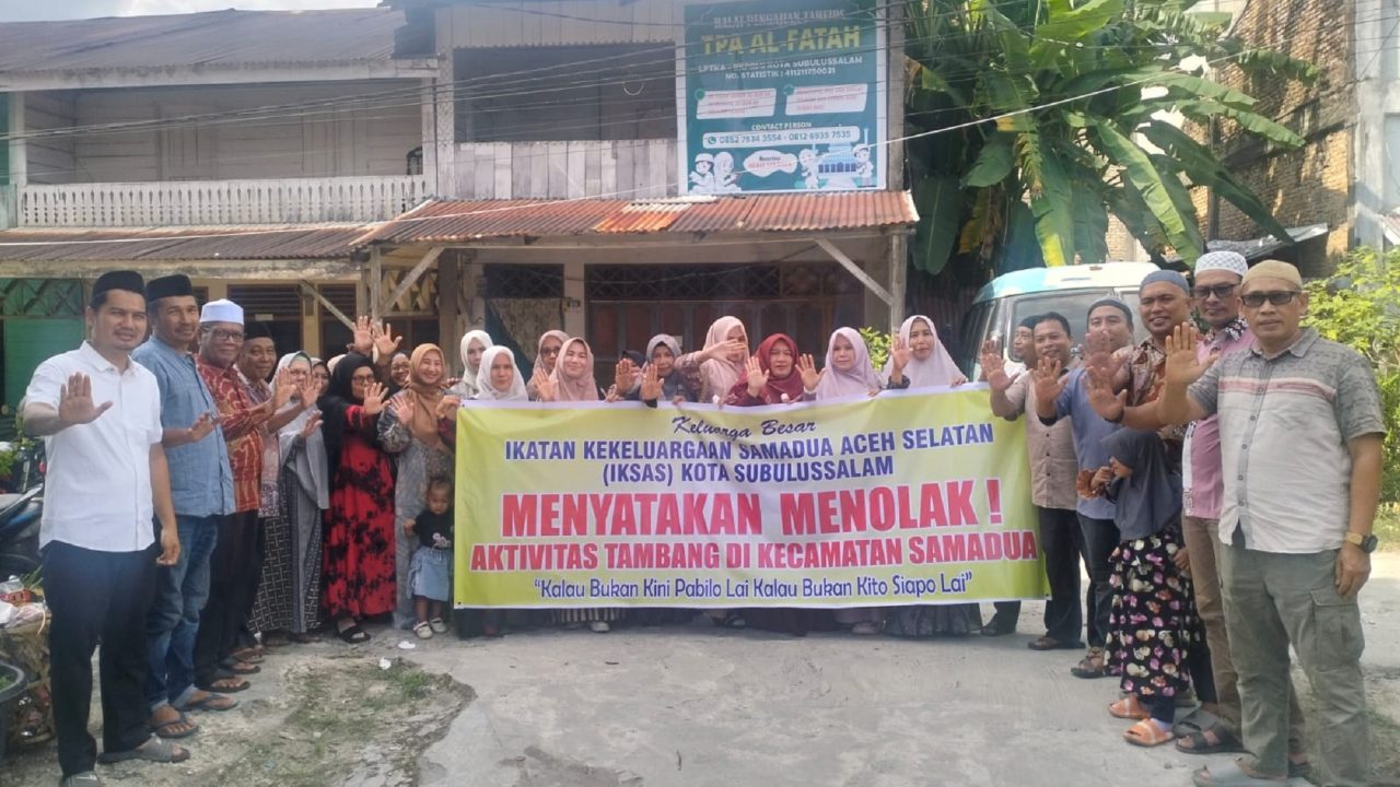 IKSAS Kota Subulussalam menolak keberadaan dan rencana eksplorasi perusahaan tambang emas yang dilakukan PT Mineral Mega Sentosa (PT MMS) dan PT Bersama Sukses Mining (PT BSM) di kawasan pegunungan Samadua. Sikap tersebut disampaikan dalam Pengajian Bulanan IKSAS Kota Subulussalam, Sabtu (22/8/2026). Kegiatan itu dipimpin langsung Ketua IKSAS Kota Subulussalam, dr. Diva Musda, Sp.An, serta dihadiri sejumlah tokoh masyarakat Samadua yang berdomisili di Subulussalam.foto: Delky Novrizal