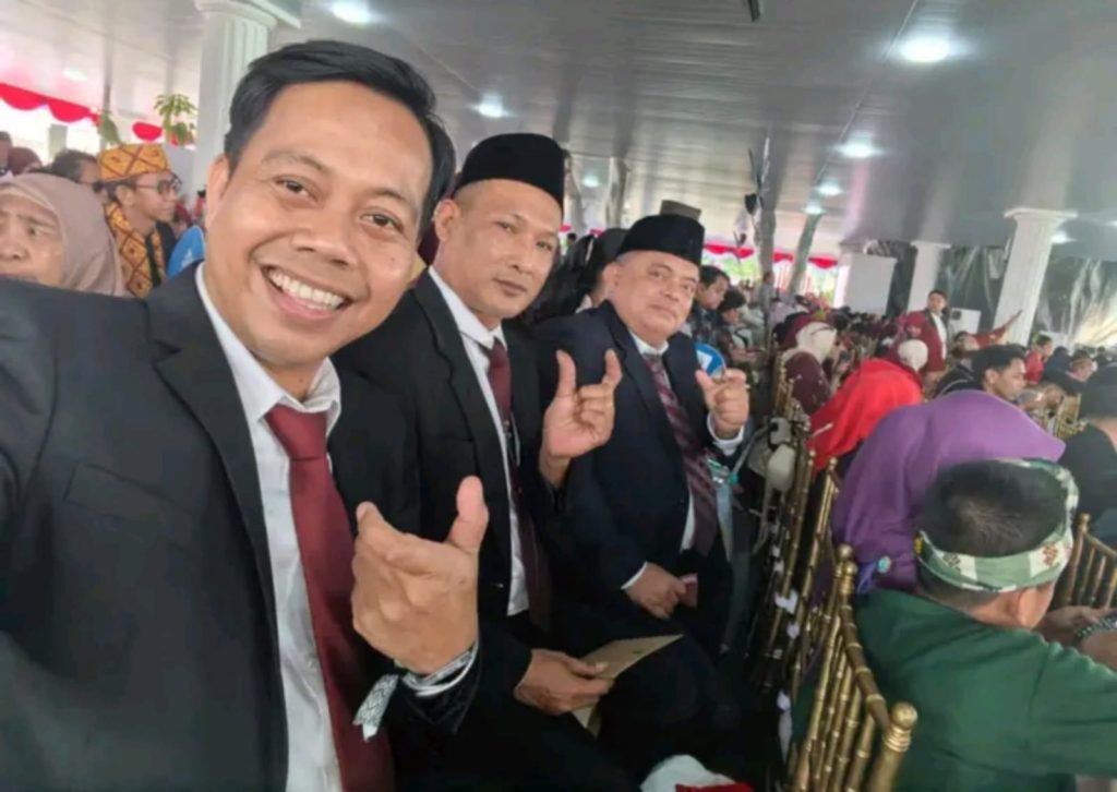 Foto kiri ke kanan: Sekretaris Universitas Muhammadiyah Tangerang, Agus Kristian, Dekan Fakultas Agama Islam (FAI) Dr. H. Ahmad Fauzi, Rektor UMT Assoc.Prof.Dr. H. Desri Arwen, M.Pd. saat berpose bersama dengan menunjukkan khas UMT "U" dengan jari tangan, di Istana Negara, Jakarta, Senin (17/8) petang. (foto: ist./UMT).