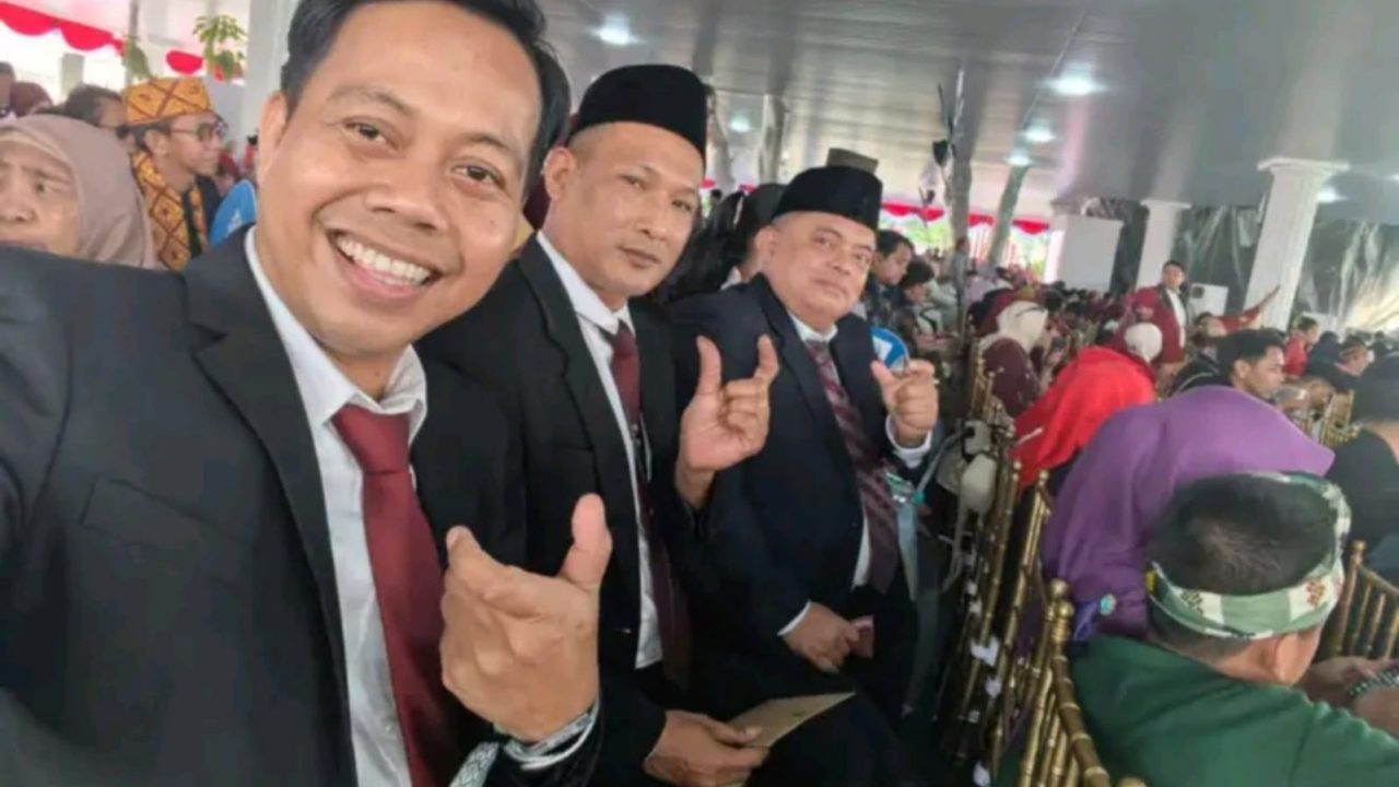 Foto kiri ke kanan: Sekretaris Universitas Muhammadiyah Tangerang, Agus Kristian, Dekan Fakultas Agama Islam (FAI) Dr. H. Ahmad Fauzi, Rektor UMT Assoc.Prof.Dr. H. Desri Arwen, M.Pd. saat berpose bersama dengan menunjukkan khas UMT "U" dengan jari tangan, di Istana Negara, Jakarta, Senin (17/8) petang. (foto: ist./UMT).
