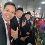 Foto kiri ke kanan: Sekretaris Universitas Muhammadiyah Tangerang, Agus Kristian, Dekan Fakultas Agama Islam (FAI) Dr. H. Ahmad Fauzi, Rektor UMT Assoc.Prof.Dr. H. Desri Arwen, M.Pd. saat berpose bersama dengan menunjukkan khas UMT "U" dengan jari tangan, di Istana Negara, Jakarta, Senin (17/8) petang. (foto: ist./UMT).