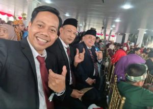 Foto kiri ke kanan: Sekretaris Universitas Muhammadiyah Tangerang, Agus Kristian, Dekan Fakultas Agama Islam (FAI) Dr. H. Ahmad Fauzi, Rektor UMT Assoc.Prof.Dr. H. Desri Arwen, M.Pd. saat berpose bersama dengan menunjukkan khas UMT "U" dengan jari tangan, di Istana Negara, Jakarta, Senin (17/8) petang. (foto: ist./UMT).