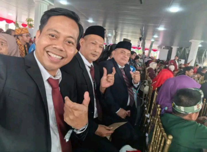 Foto kiri ke kanan: Sekretaris Universitas Muhammadiyah Tangerang, Agus Kristian, Dekan Fakultas Agama Islam (FAI) Dr. H. Ahmad Fauzi, Rektor UMT Assoc.Prof.Dr. H. Desri Arwen, M.Pd. saat berpose bersama dengan menunjukkan khas UMT "U" dengan jari tangan, di Istana Negara, Jakarta, Senin (17/8) petang. (foto: ist./UMT).